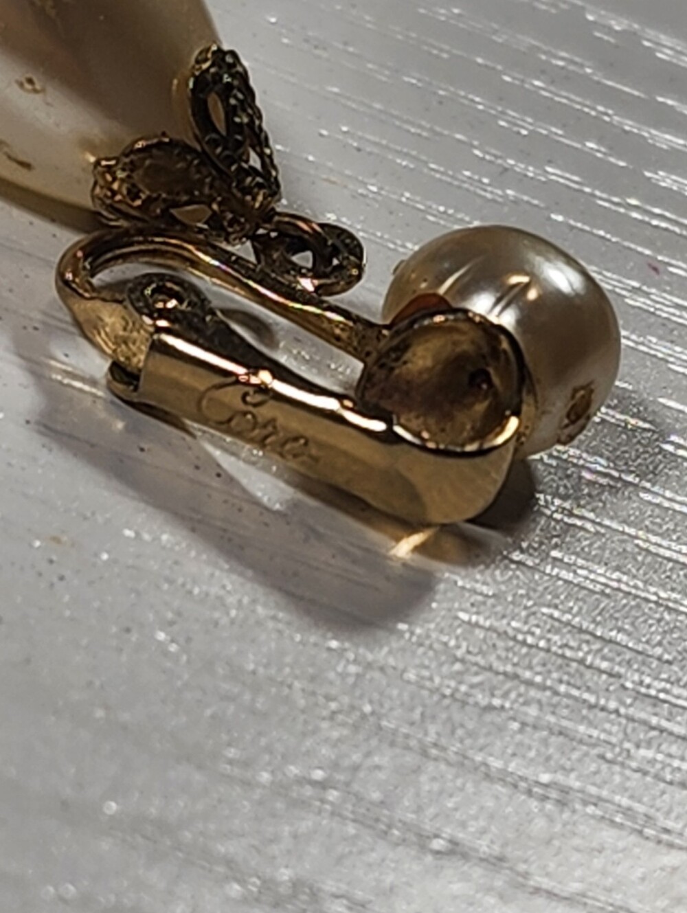 Vintage Signed CORO Gold Tone Faux Pearl Teardrop Dangle Clip On Earrings - Picture 5 of 6